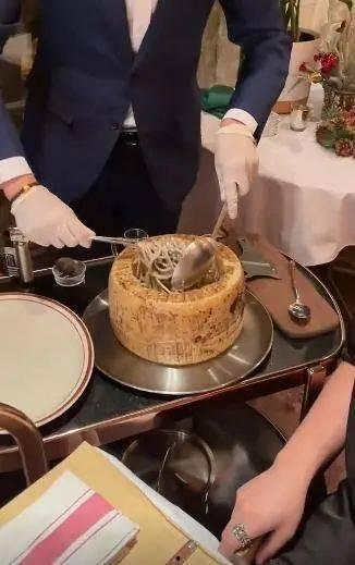 网红咬芝士哪集,惊险瞬间引网友热议