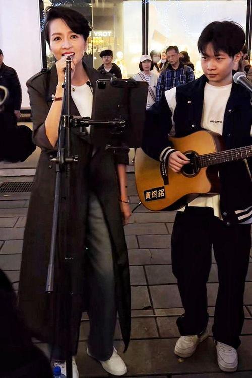 明星在街头唱歌