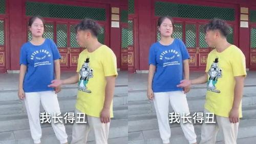 美女坐在河边吃瓜